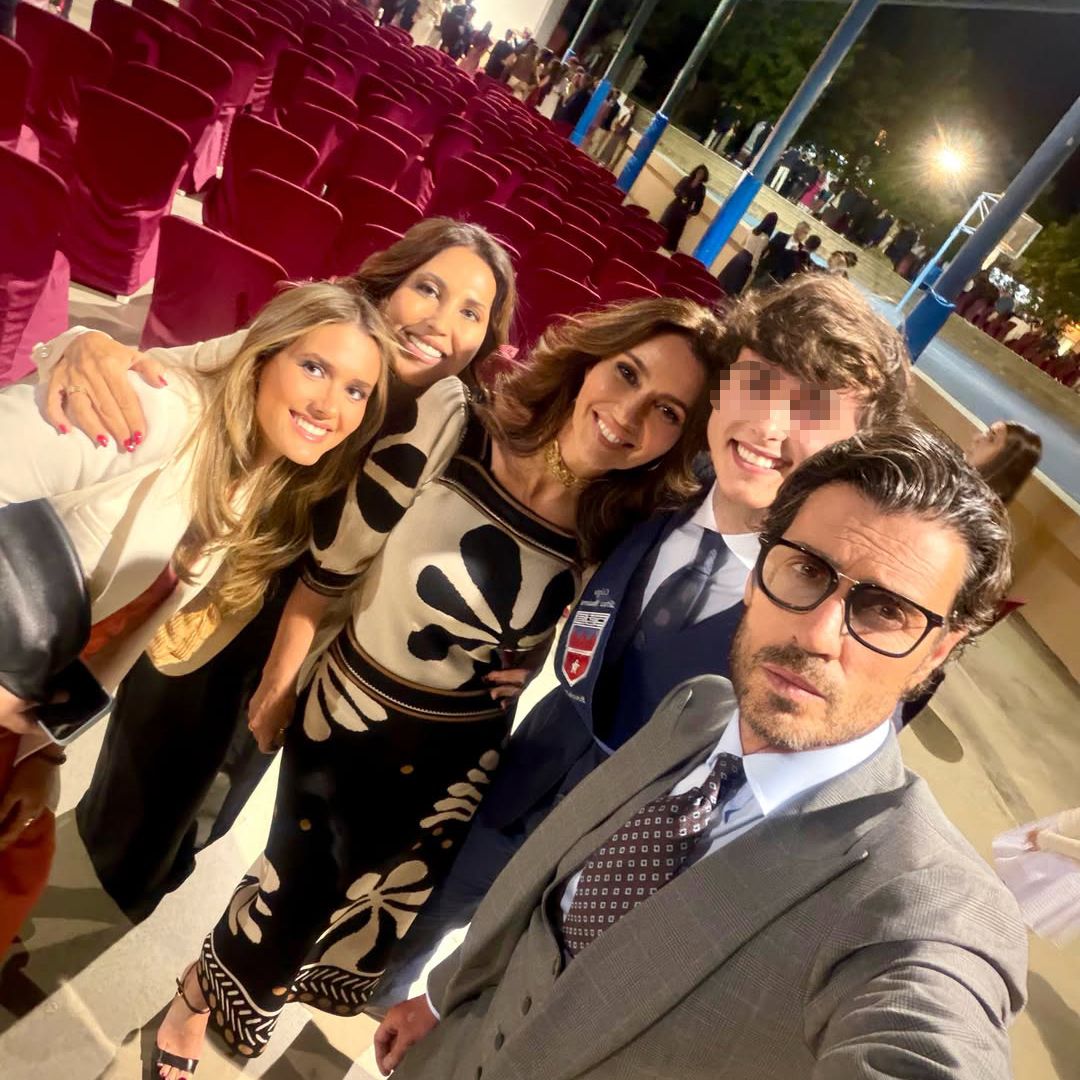 Arantxa del Sol y FInito de Córdoba, dos padres emocionados en la graduación de su hijo: las fotos de familia de un día para el recuerdo