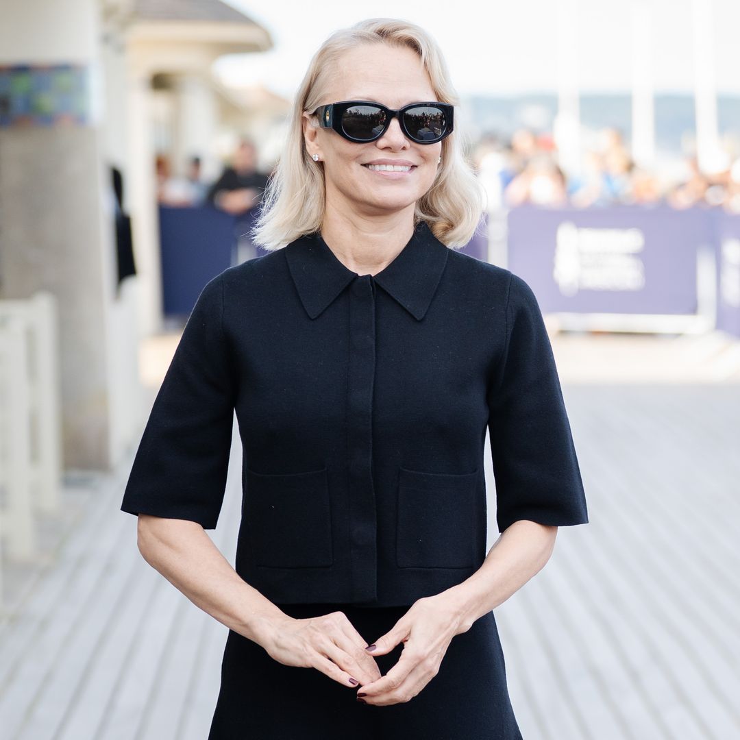 Pamela Anderson cambia el color de su cabello por primera vez en años