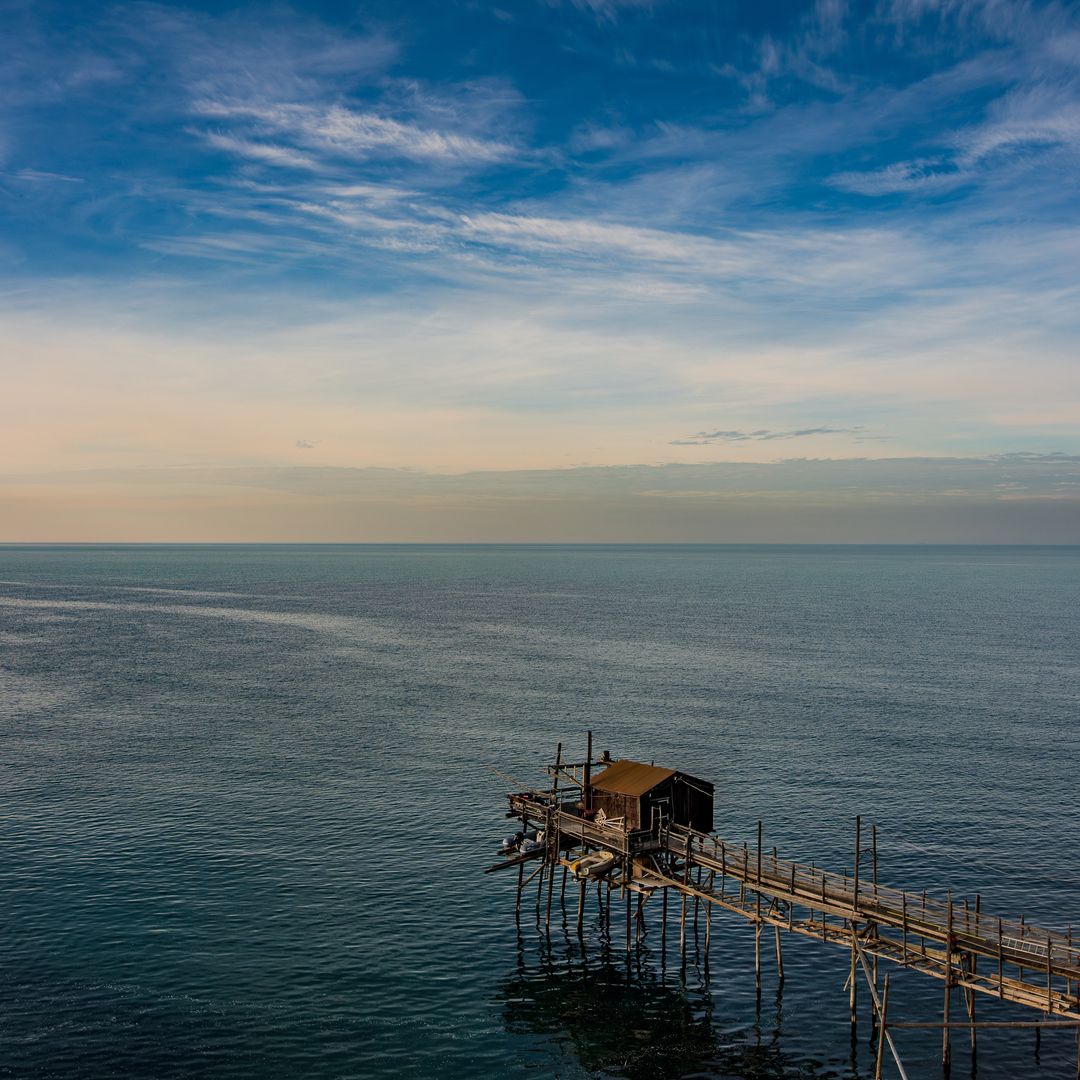 Al pie del antiguo pueblo de Termoli, serpentea la Passeggiata dei Trabucchi, un tramo de costa desde el que es posible acceder a los trabucchi, antiguas embarcaciones de pesca.