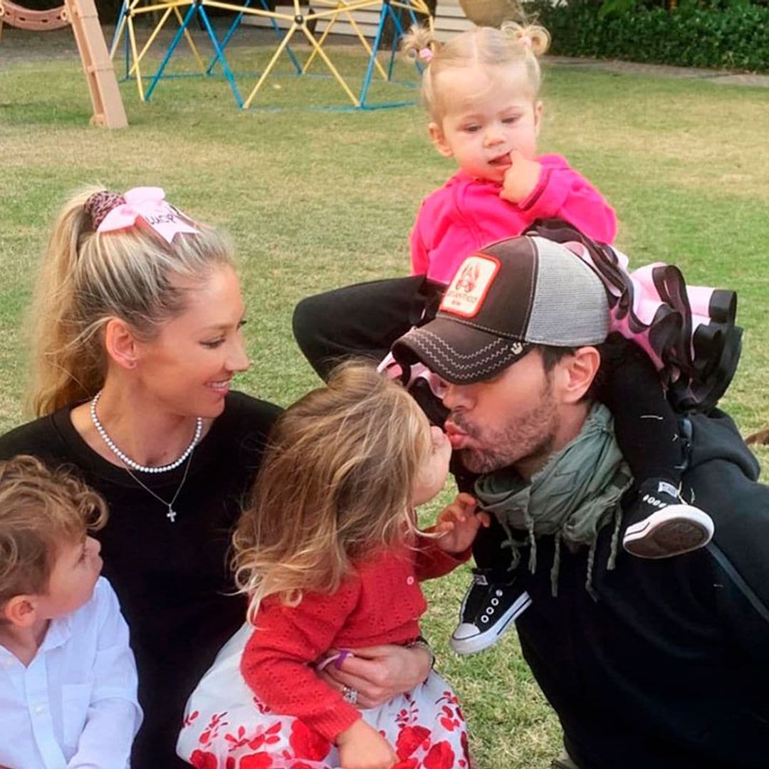 Anna Kournikova publica nuevas fotografías de Enrique Iglesias y sus tres hijos por un motivo muy especial