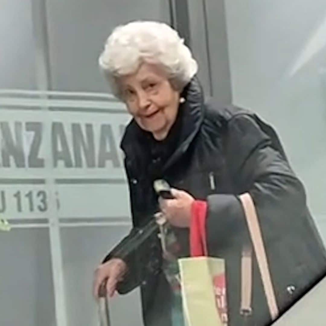 La divertida reacción de una anciana cuando la recoge su nieto en coche que te sorprenderá