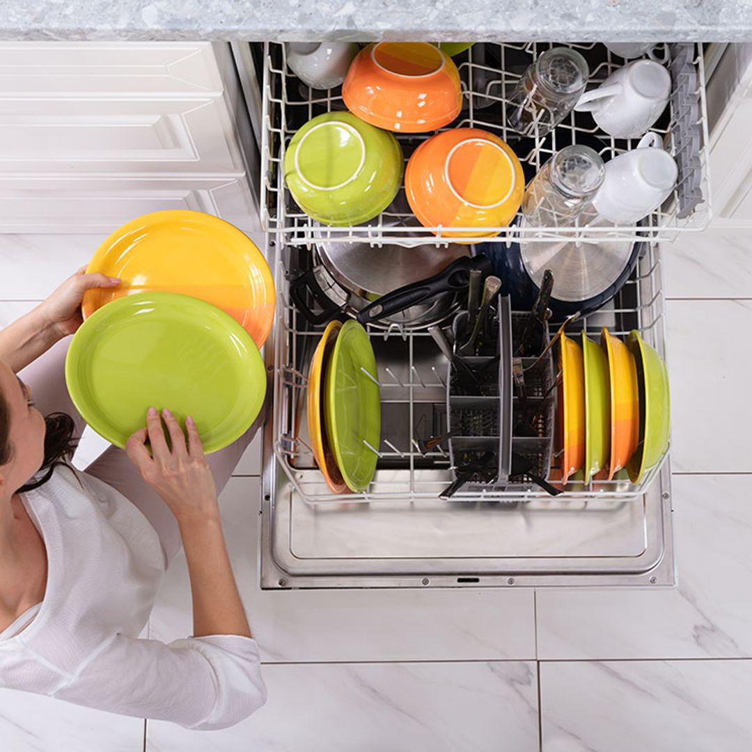 Trucos para limpiar el lavavajillas y evitar los malos olores en tu cocina