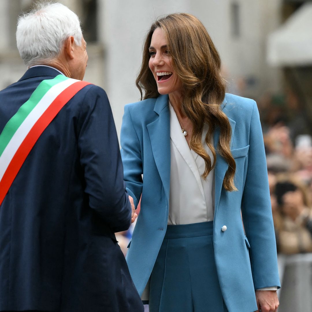 El misterio de los colgantes de Kate Middleton en su primer viaje internacional desde su enfermedad: 'charms' de buena suerte que lo cambian todo