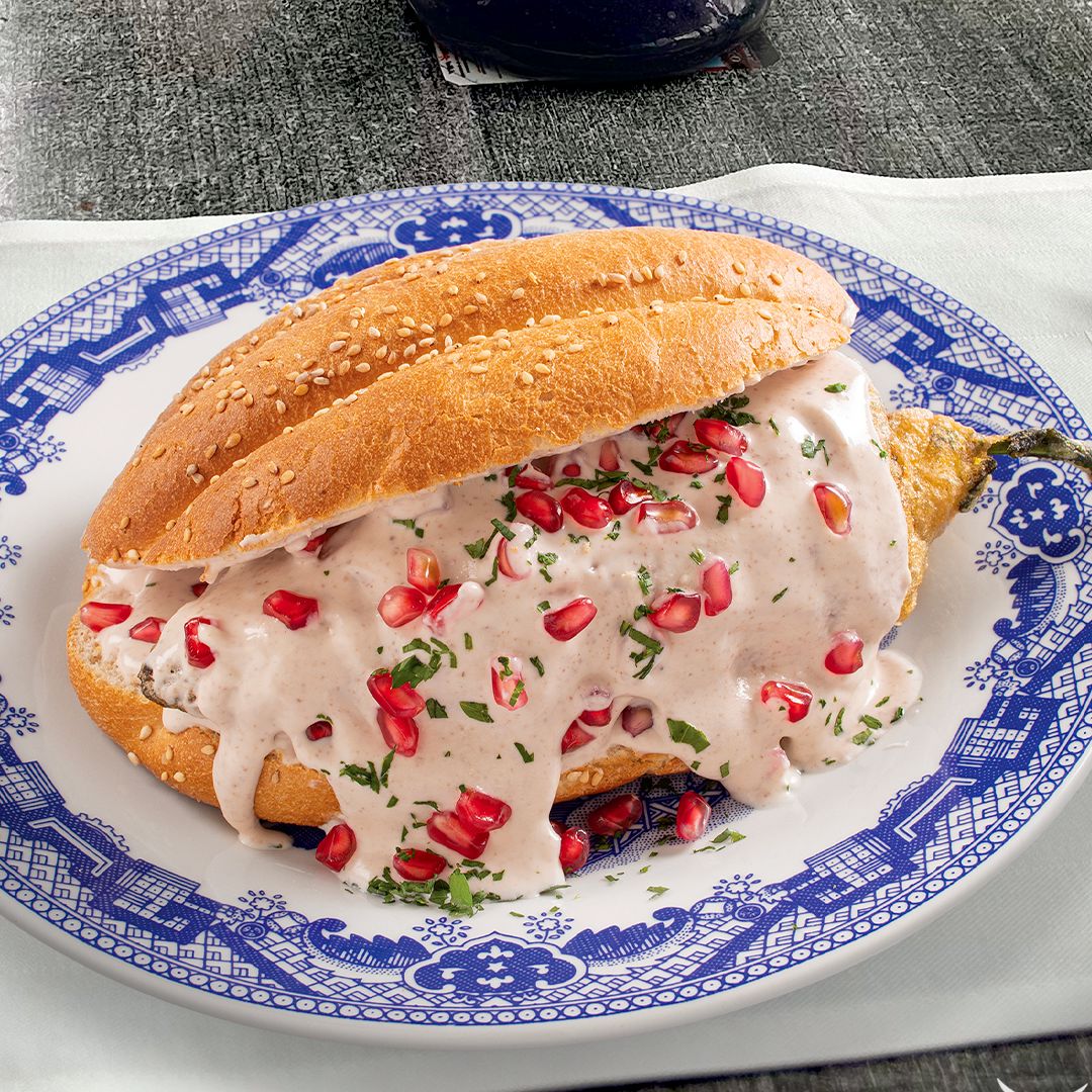  Celebra al máximo este mes con la torta de chile en nogada en Sanborns.