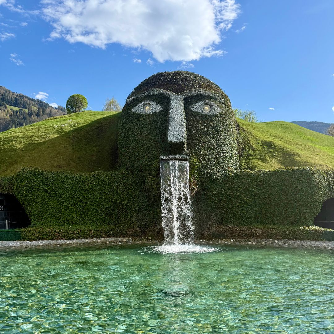Jardín del museo de Los mundos de cristal de Swarovski, Innsbruck, Austria