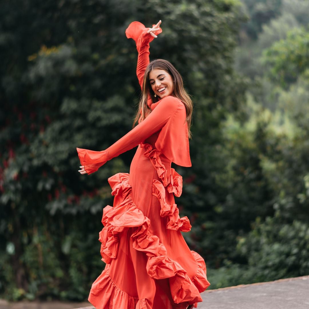 La novia murciana que celebró su preboda en unas ruinas de Guatemala con un vestido rojo de volantes y tacones de Zara