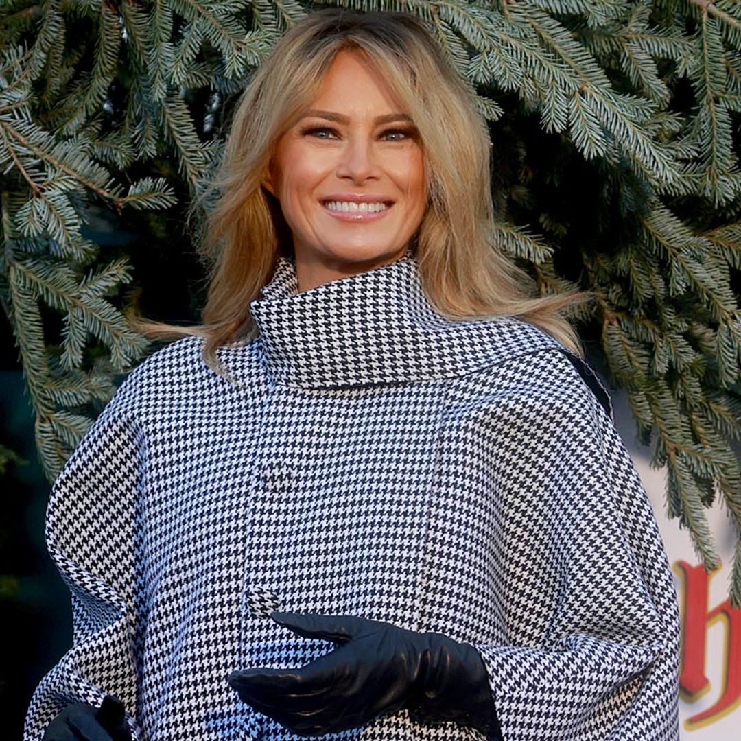 Melania cumple por última vez su tradición navideña con un abrigo 'bubble' de 3.000 euros