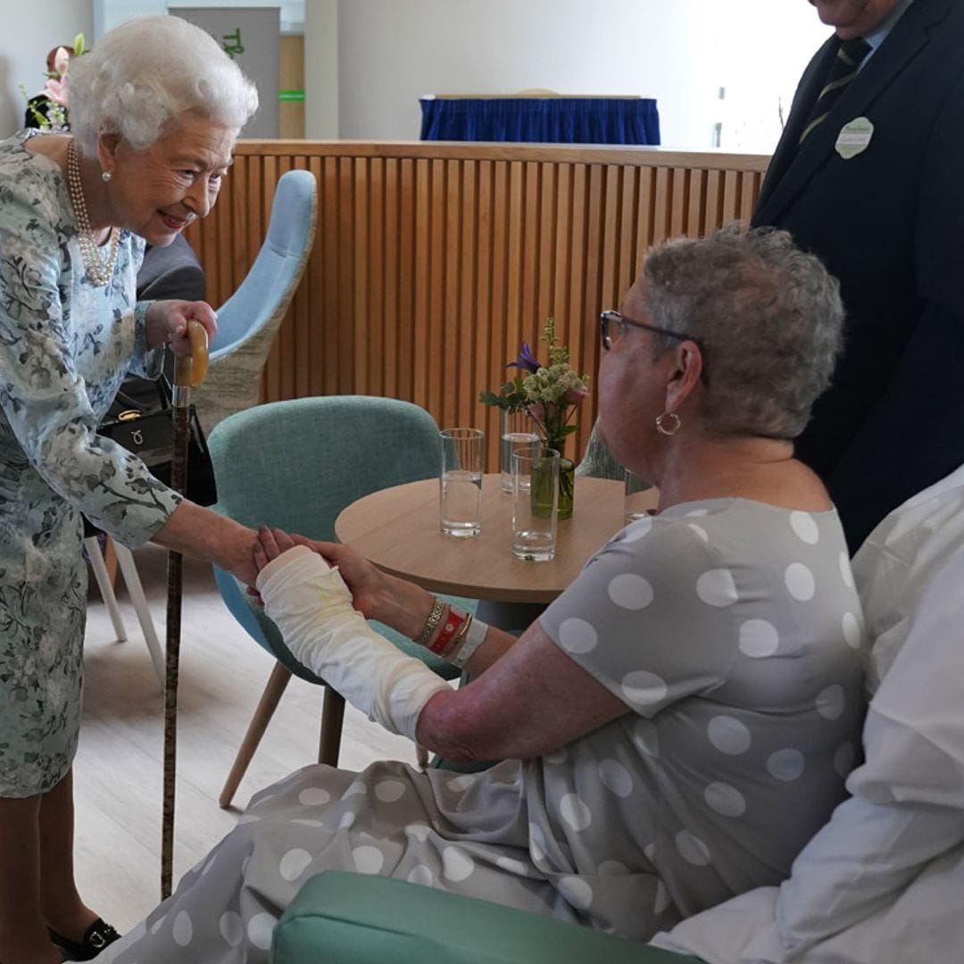 Isabel II reaparece por sorpresa en un acto público con el que reafirma su agradecimiento a los sanitarios