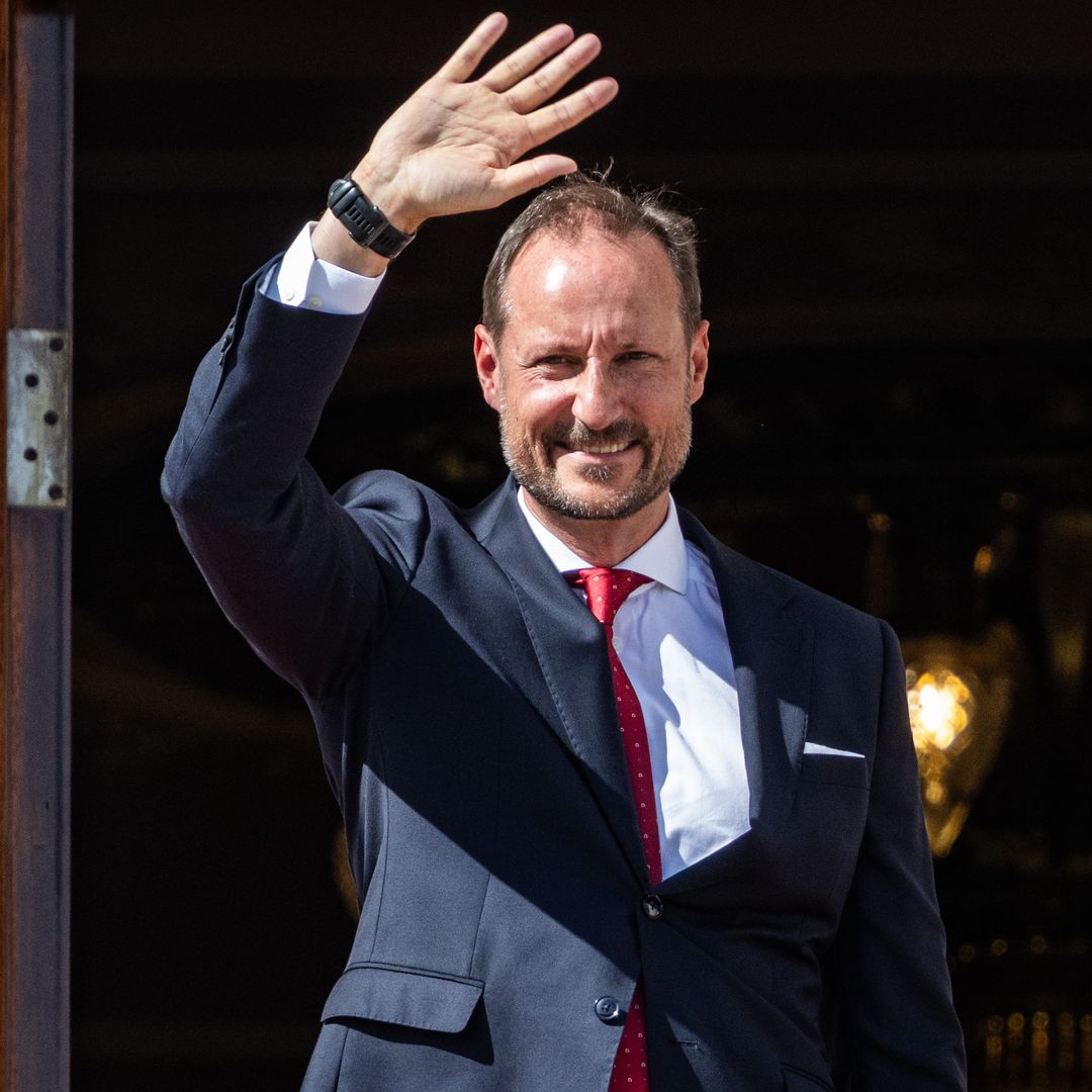 Haakon de Noruega toma las riendas de la Corona en un despliegue militar que recuerda a su historia de amor con Mette-Marit