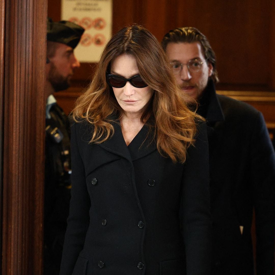 Carla Bruni, visiblemente afectada, acude al tribunal tras la puesta en libertad bajo control judicial de Sarkozy