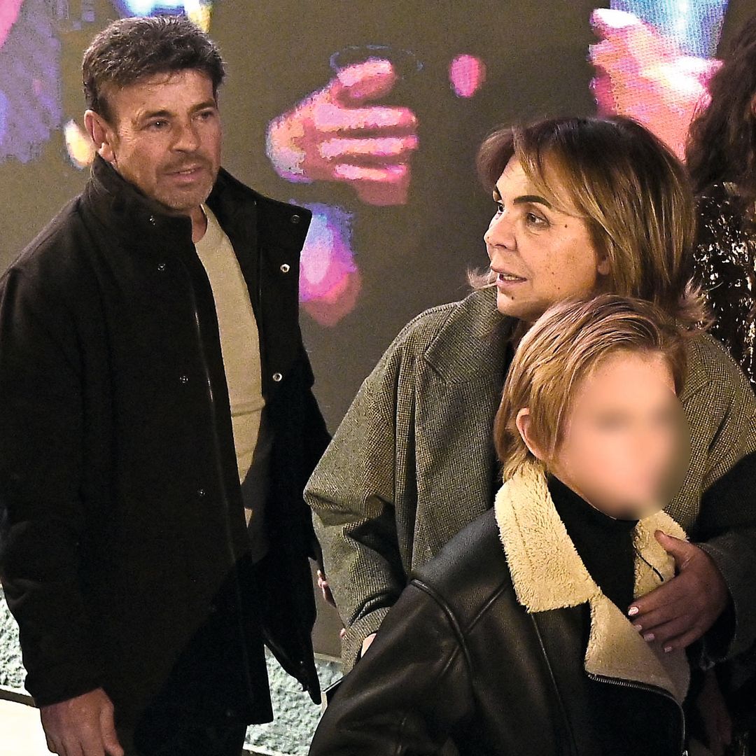 Ramón Casas y Heidi Sierra, padres de Óscar, con el hermano pequeño del actor, Daniel, de 11 años