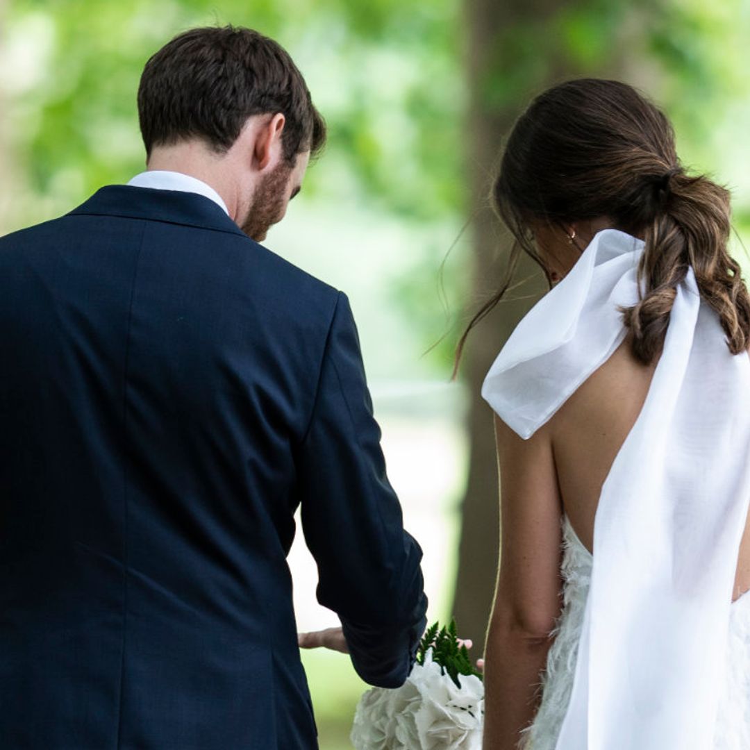 Sandra, la novia del vestido 'midi', con flecos y lazada que cambió Madrid por Cantabria