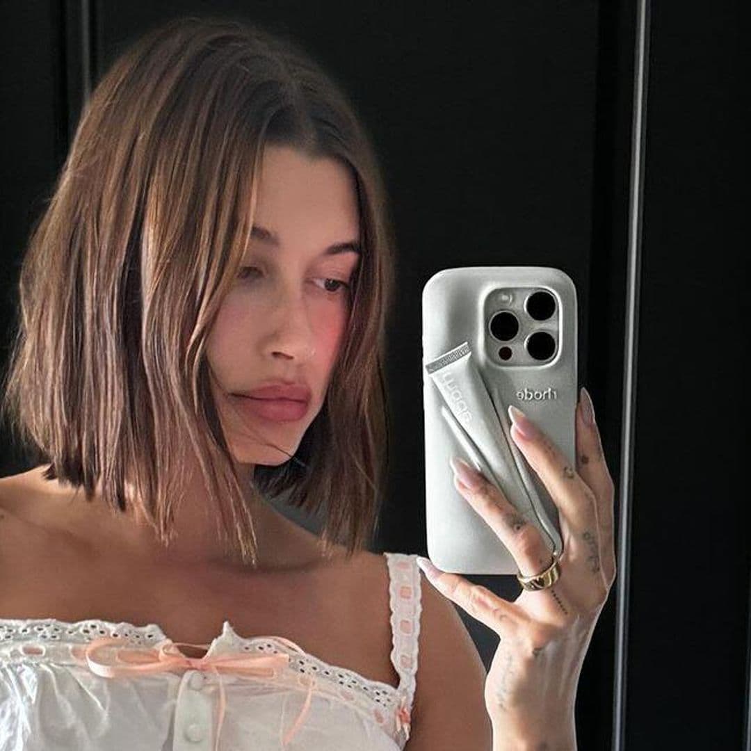 Kylie Jenner y Hailey Bieber con la funda viral del momento