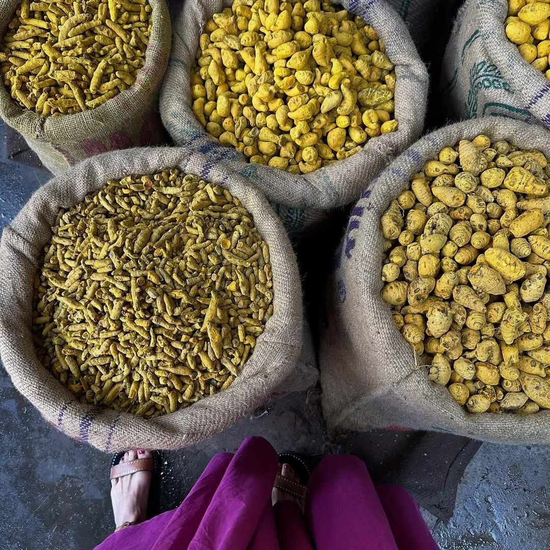 Especias en un mercado de Delhi, India