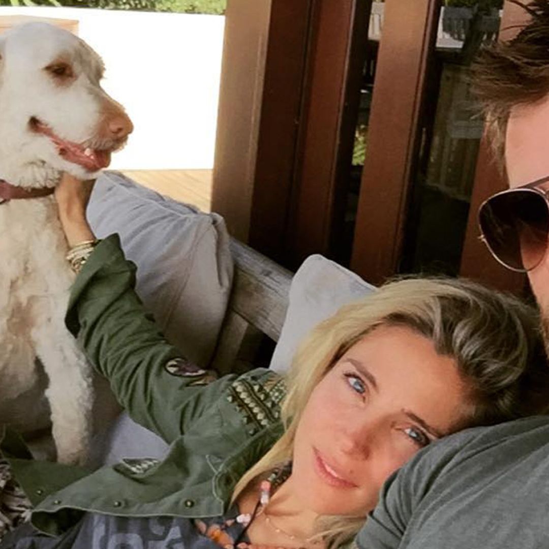 ¡Hasta encima de la mesa! La familia animal (y numerosa) de Elsa Pataky