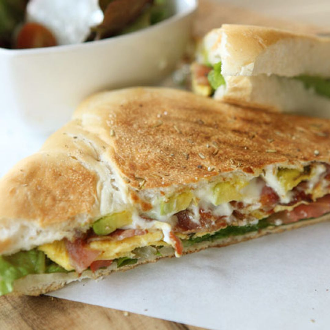 Sándwich de tortilla, beicon y aguacate