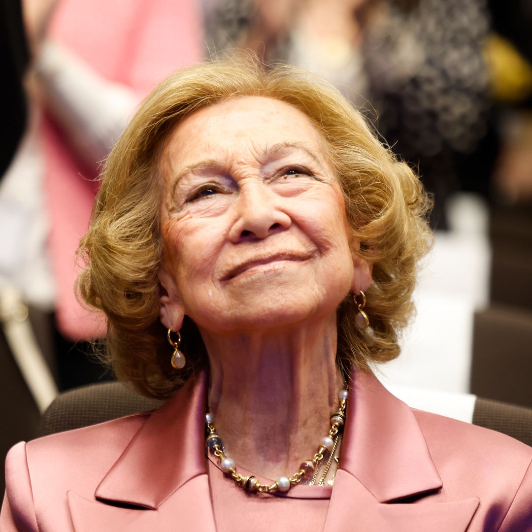 La joya de la reina Sofía que esconde un emotivo homenaje a la princesa Irene en su gira internacional: de Madrid a Washington, con parada en Miami
