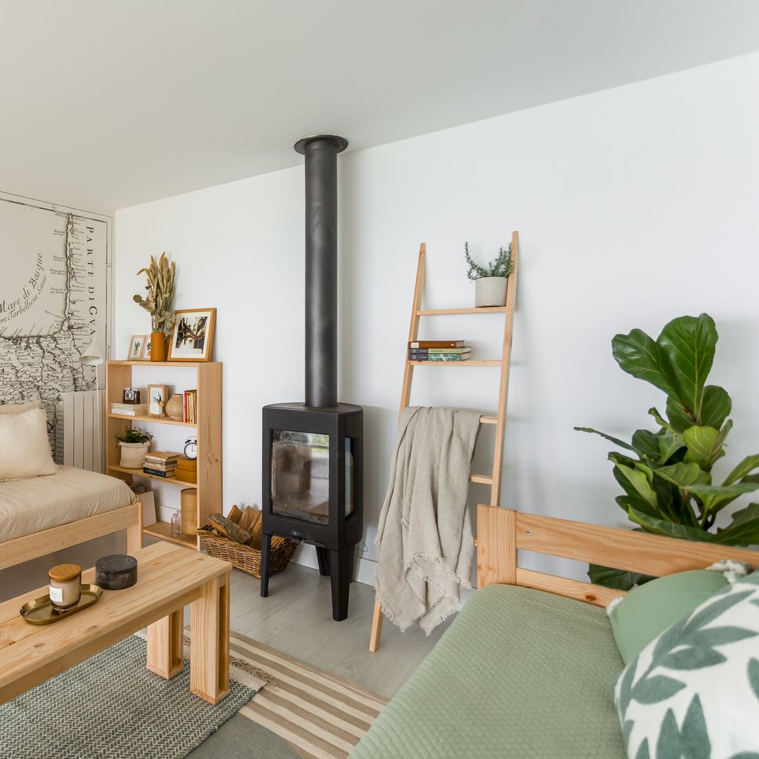 Salón con escalera decorativa para colocar mantas