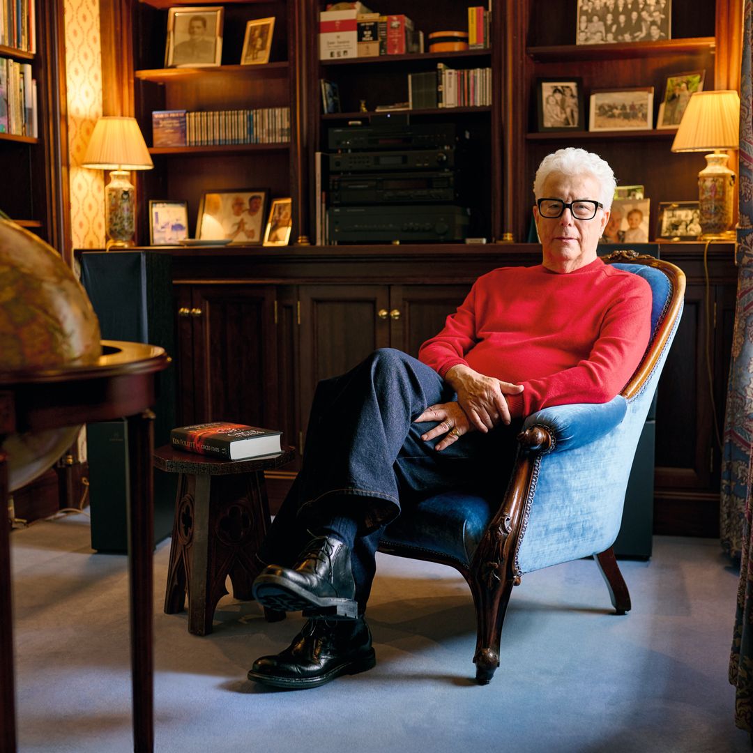 KEN FOLLETt MAESTRO DEL "BEST SELLER", NOS ABRE LAS PUERTAS DE SU CASA JUNTO A SU MUJER, BARBARA HUBBARD