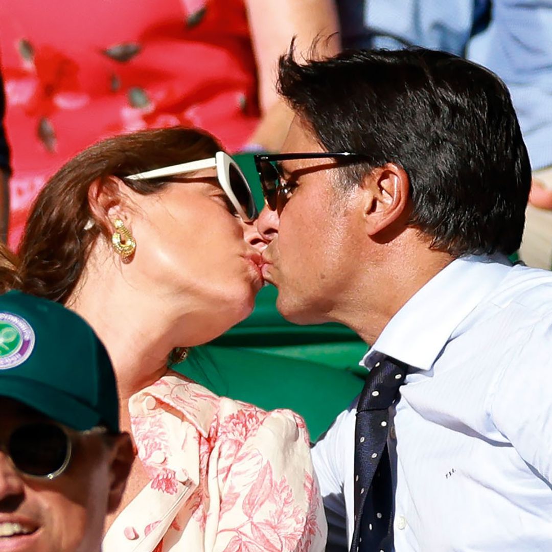 Fran Rivera y Lourdes Montes en un apasionado beso