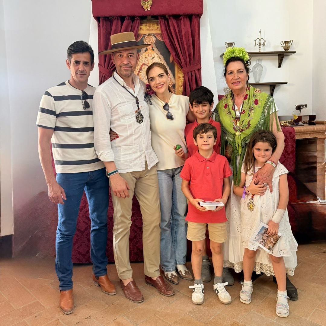 Beatriz Trapote nos invita al bautizo rociero de sus hijos con Víctor Janeiro y su petición a la virgen: "Para mi padre"