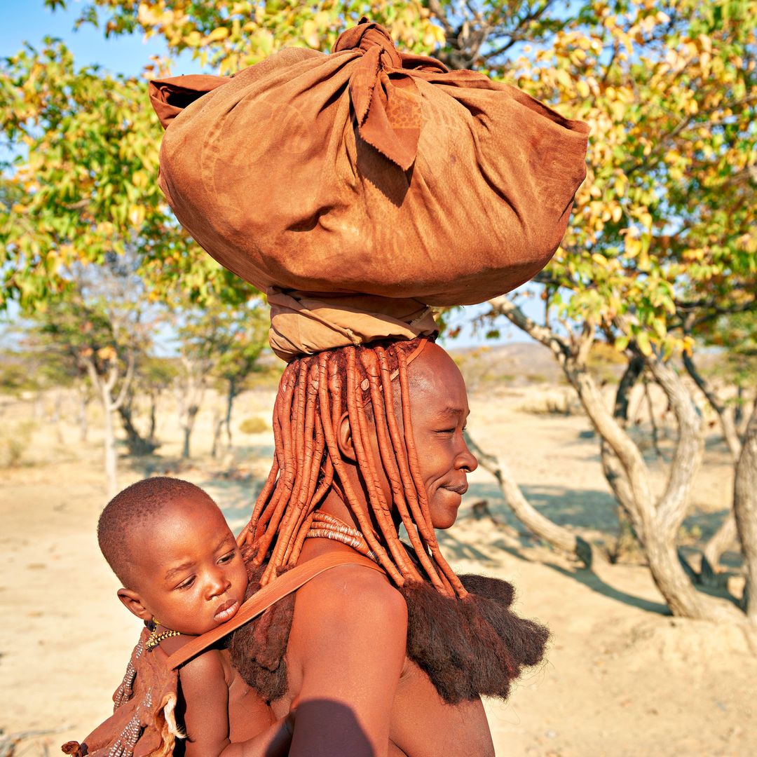 Mujer de la tribu himba cargando con su hijo, Namibia