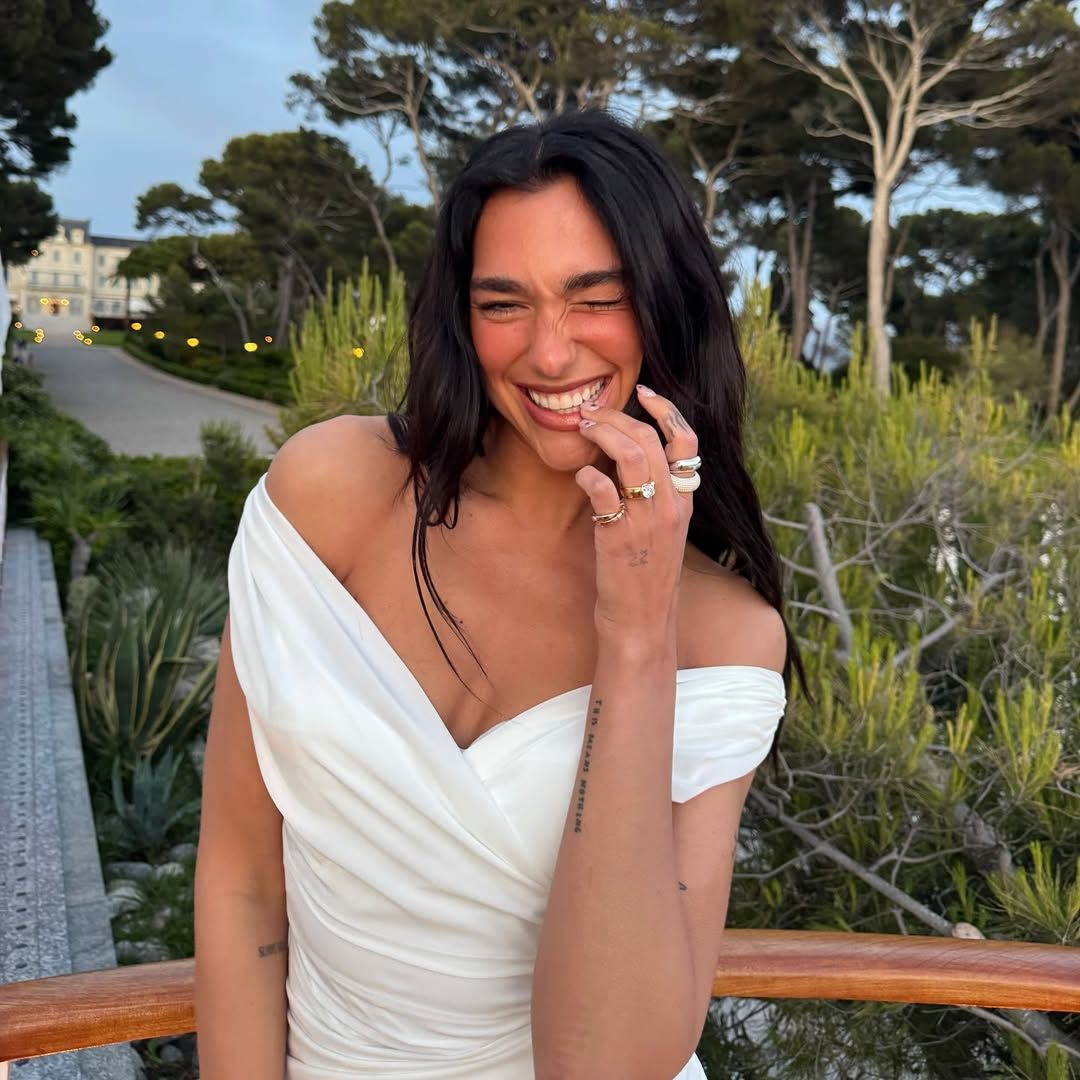 Manicura de flores sí, pero con actitud: así lleva Dua Lipa las daisy nails este verano