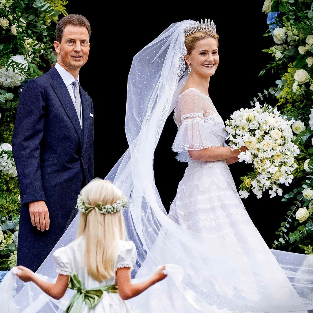 María Carolina sube la escalinata del templo con su padre y padrino, el príncipe heredero Alois de Liechtenstein