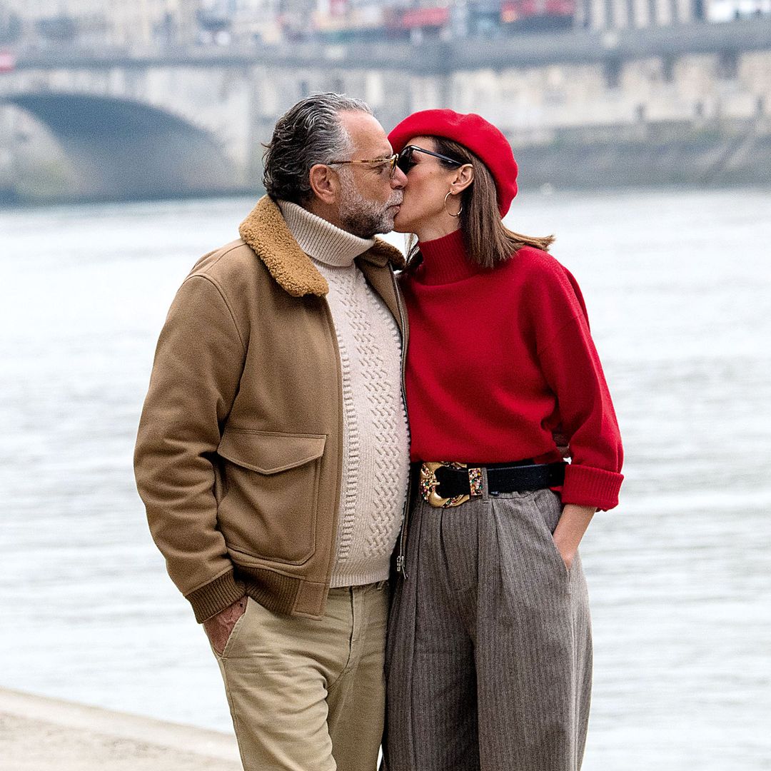 Nieves Alvarez y Bill Saad cerca del río Senna en París