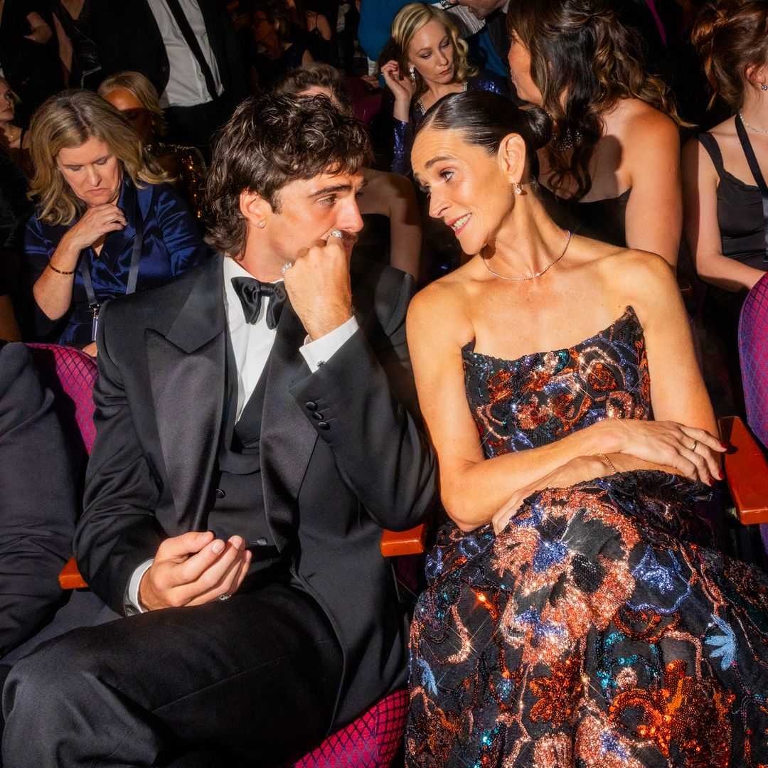 Jacob Elordi con su madre, Melissa Elordi, en los Premios Oscar 2026 celebrados en el Dolby Theatre de Hollywood, California, el 15 de marzo de 2026