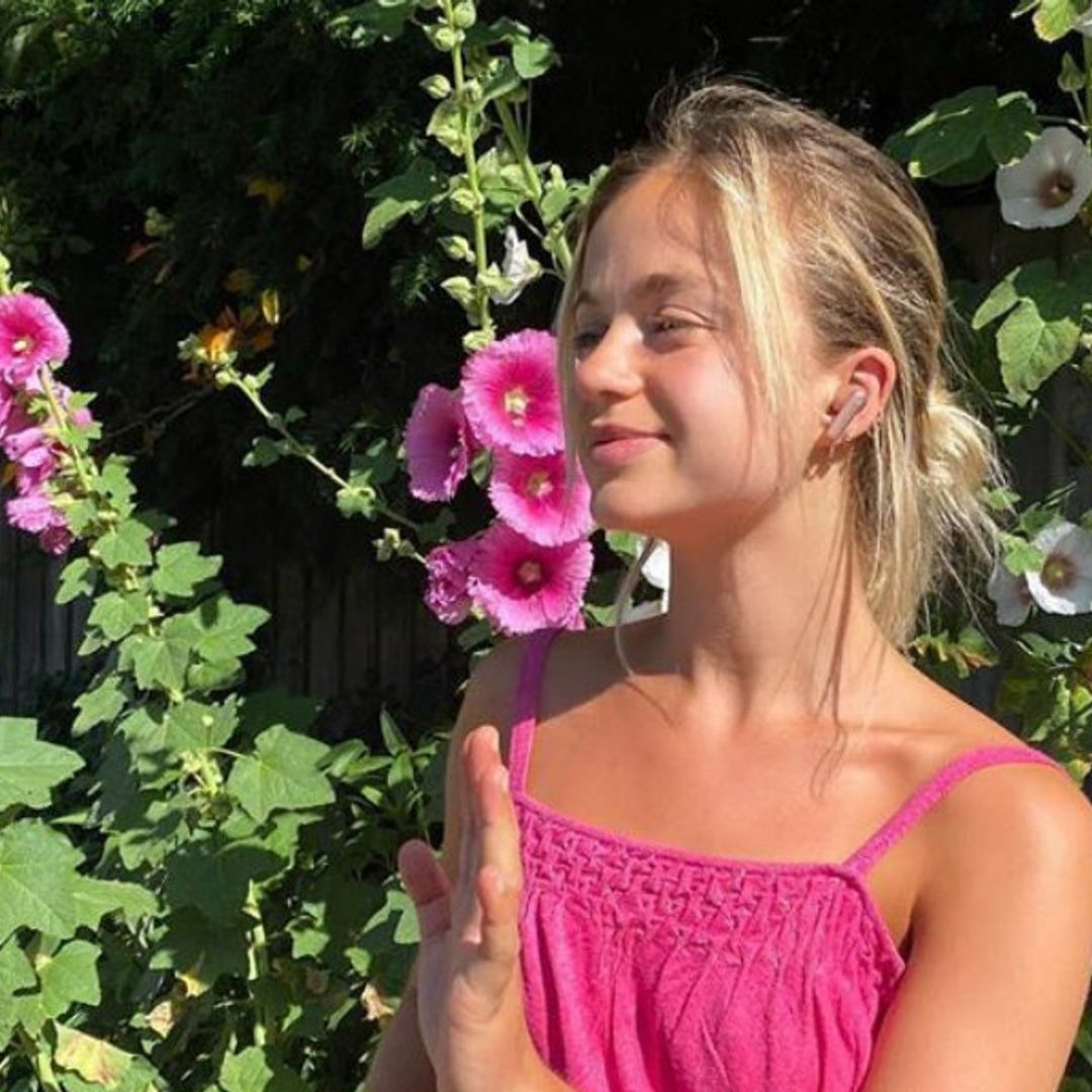 Amelia Windsor sabe cual es el color perfecto para un lookazo de invitada (seas rubia o morena)