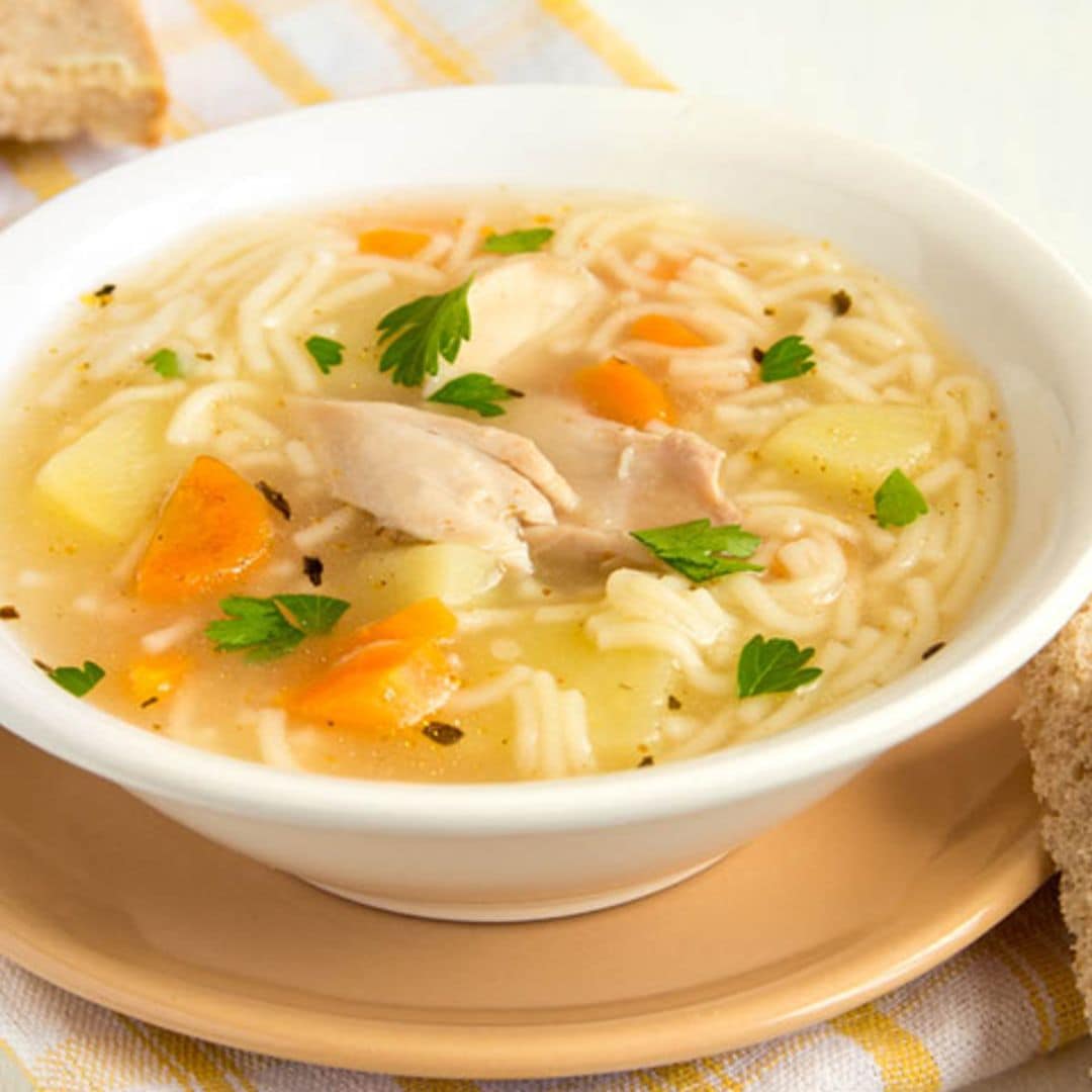 Sopa de pollo con fideos