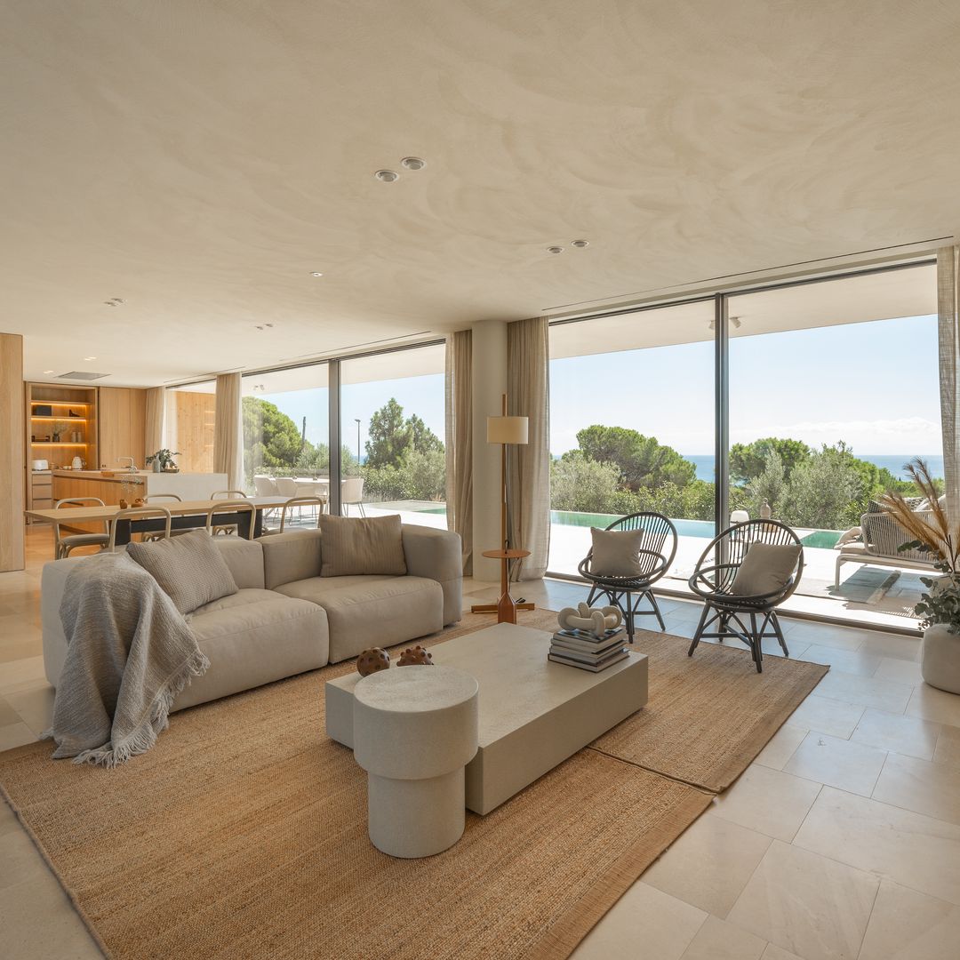 Una casa de diseño en el Maresme que fusiona lujo, paisaje y sofisticación mediterránea