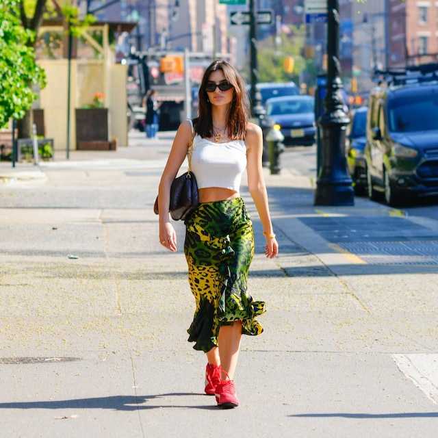 Emily Ratajkowski zapatillas rojas