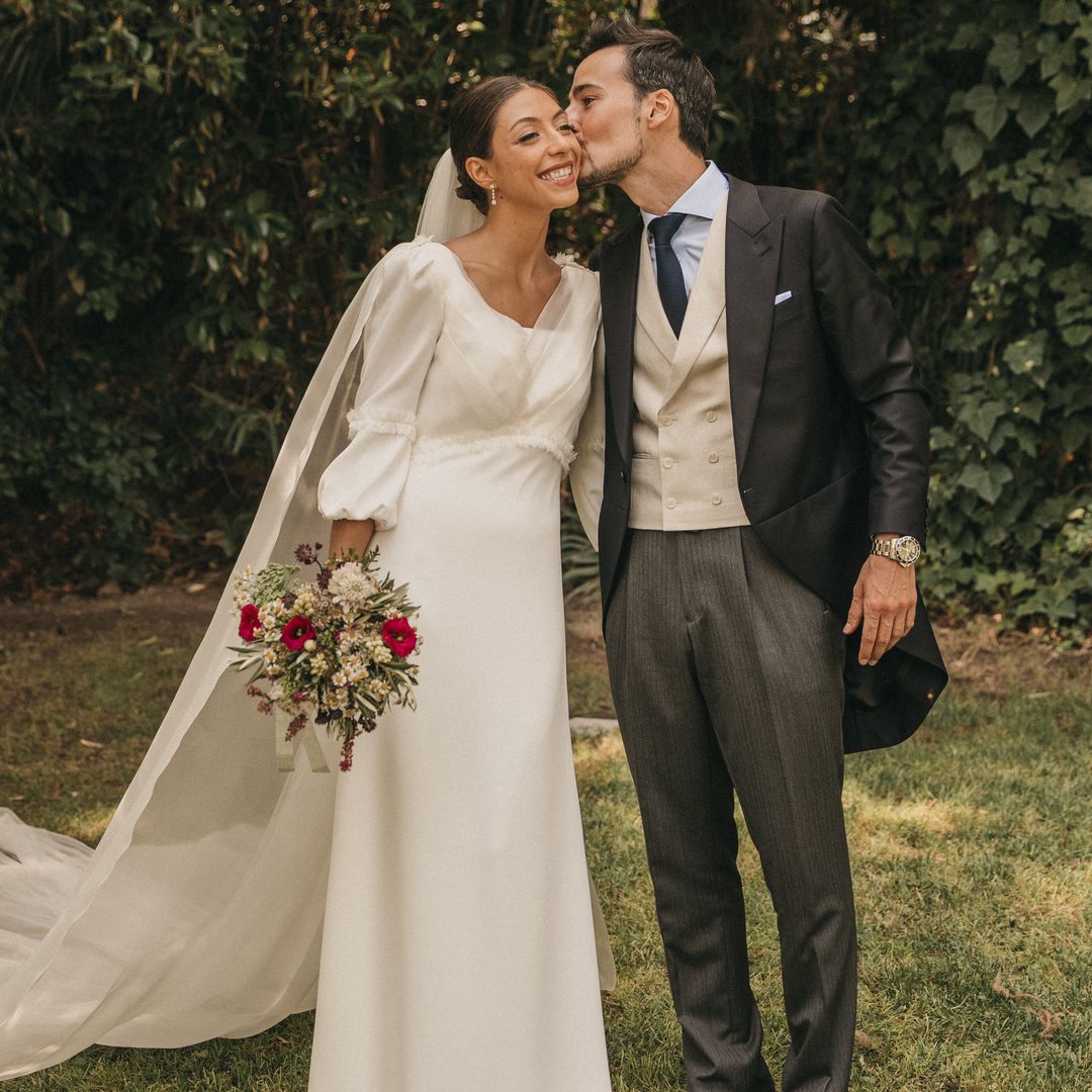 Un vestido de novia desmontable con mangas ablusadas para la boda de Laura en Jaén