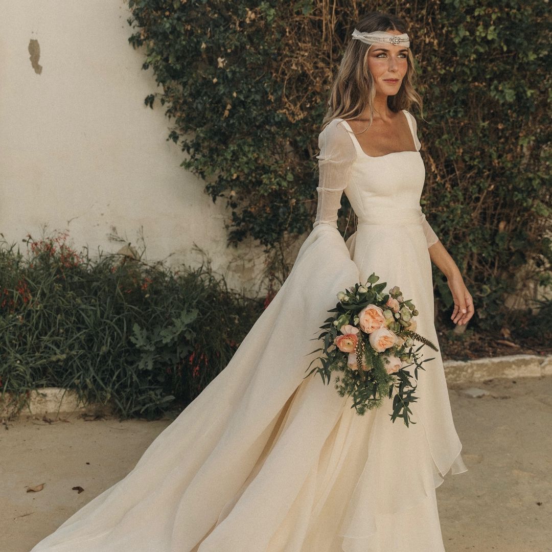 Pulseras, tiaras y collares colocados a modo de diadema griega: la tendencia favorita de las novias románticas