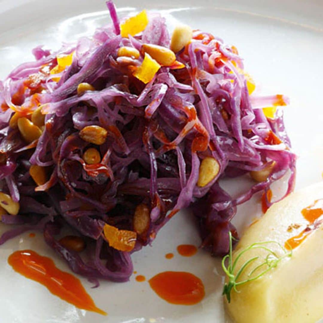 Lombarda salteada con piñones, orejones y puré de manzana