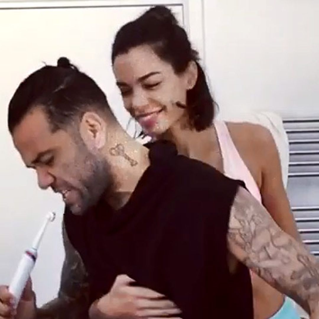 Dani Alves y Joana Sanz revolucionan las redes sociales cantando y bailando en el baño
