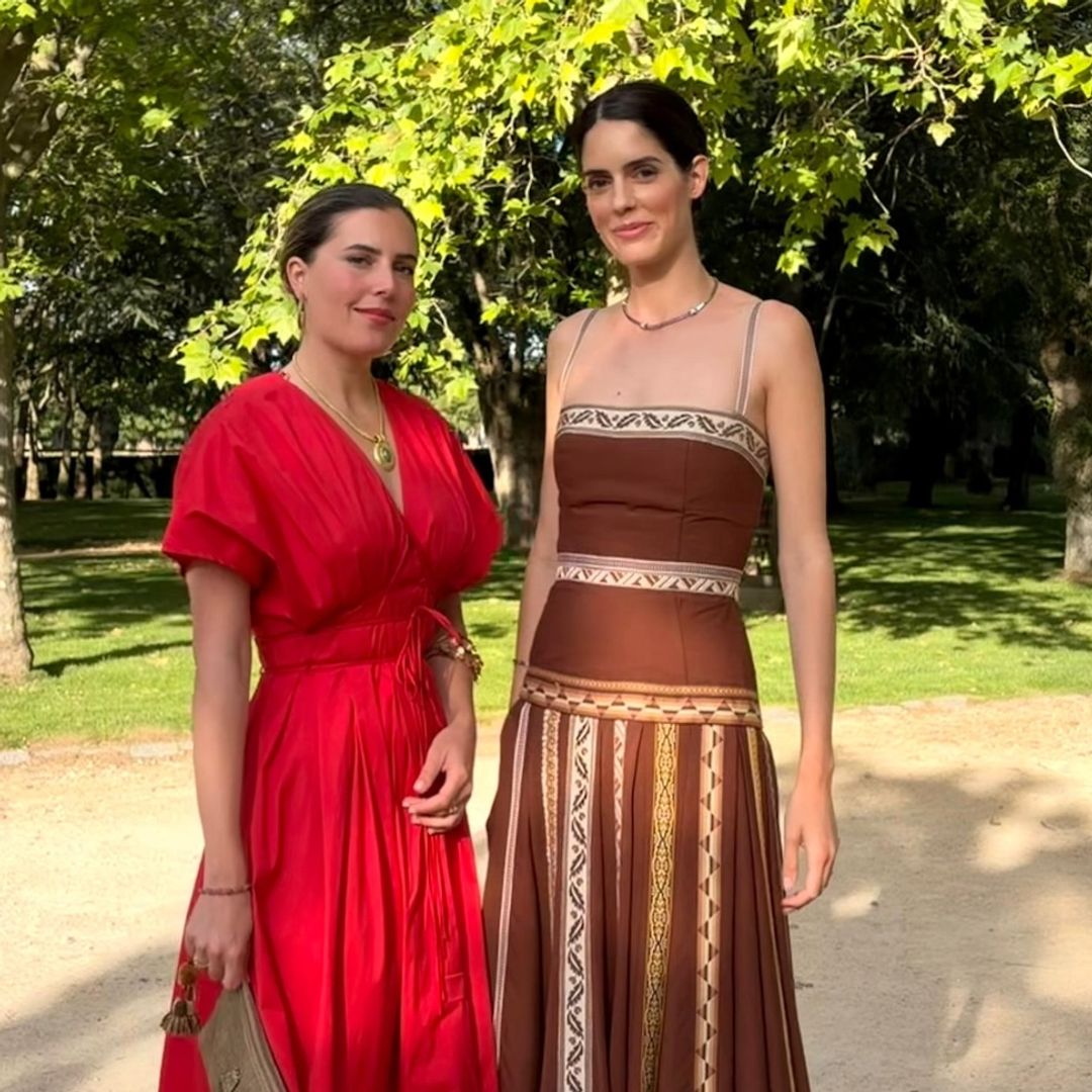 Sofía Palazuelo, sofisticada y rompedora con su último look de invitada: marrón chocolate y falda midi plisada