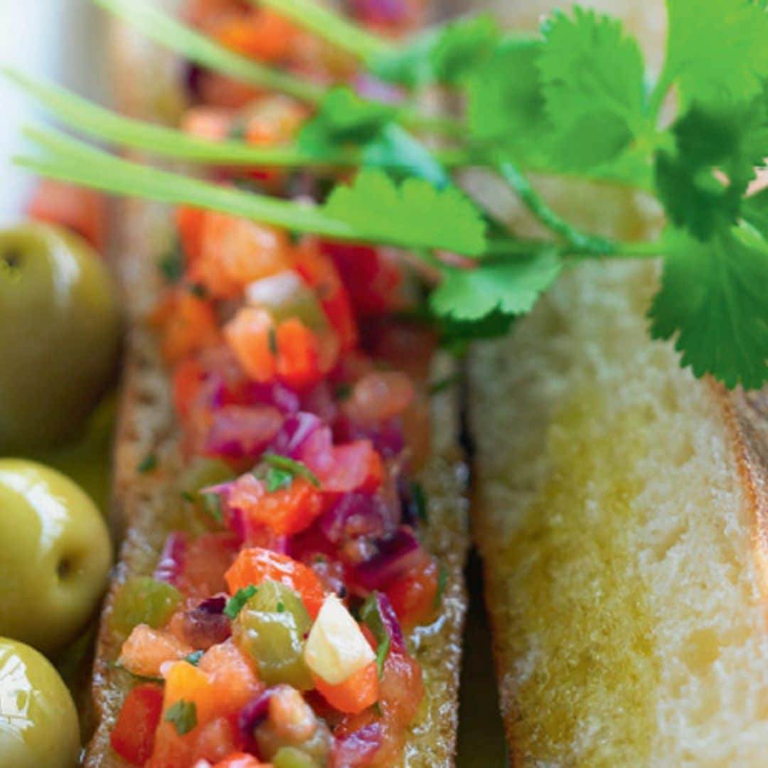 Tostas de ensalada mechouia