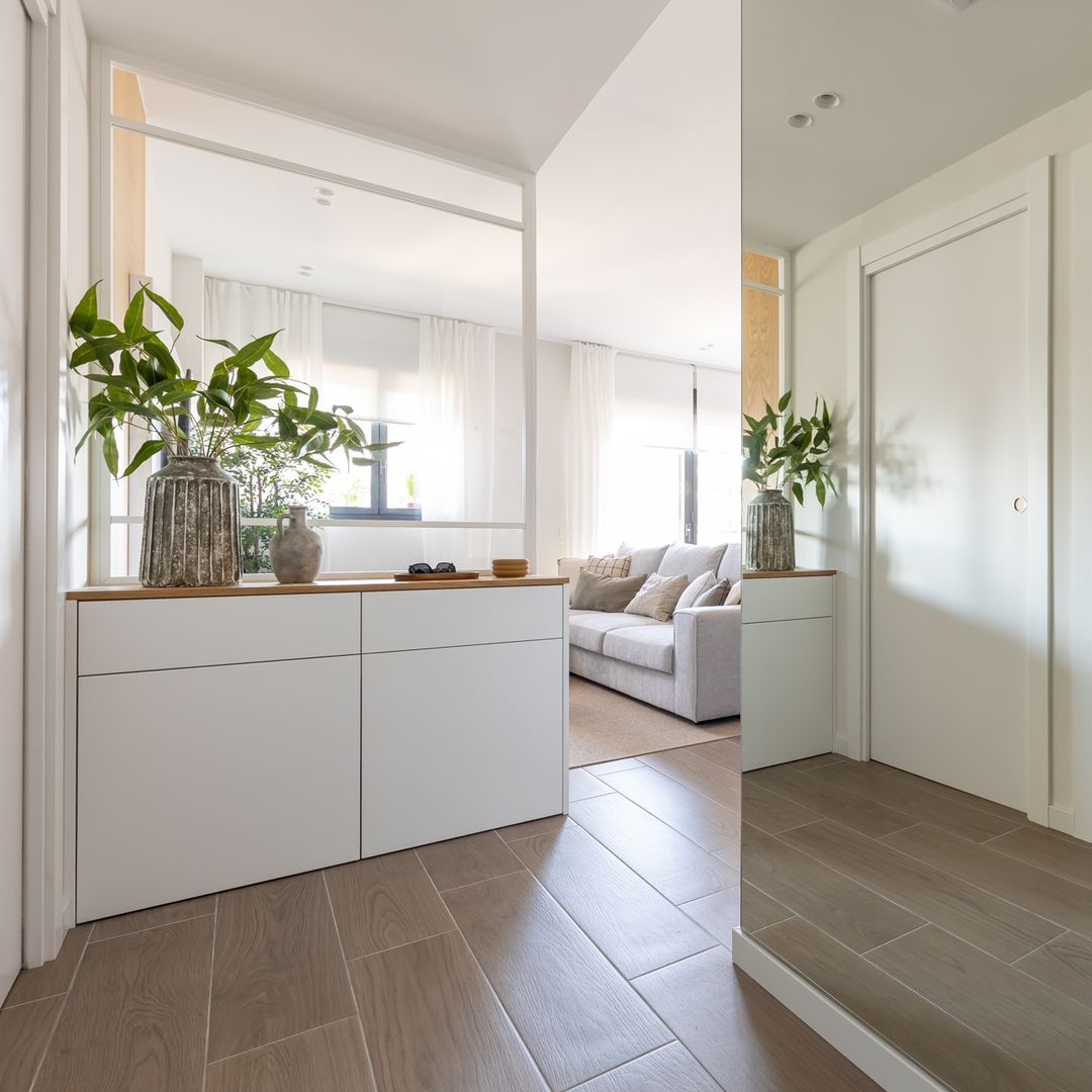 De una consola flotante a un espejo de pared a pared: 10 ideas para convertir un pasillo estrecho en un recibidor bonito