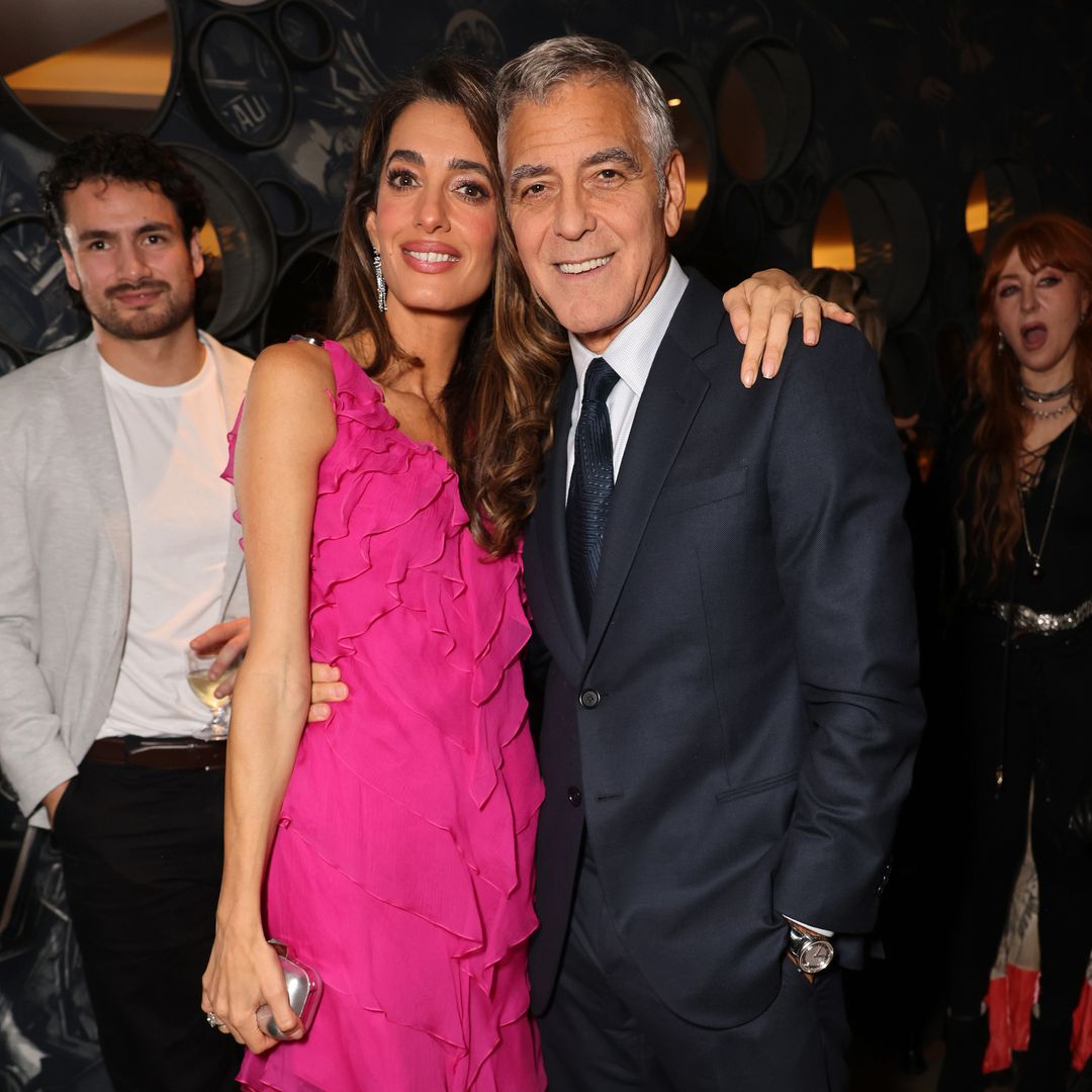 El look de Amal Clooney que no vimos: un minivestido fucsia para impactar en la gran noche de su marido, George