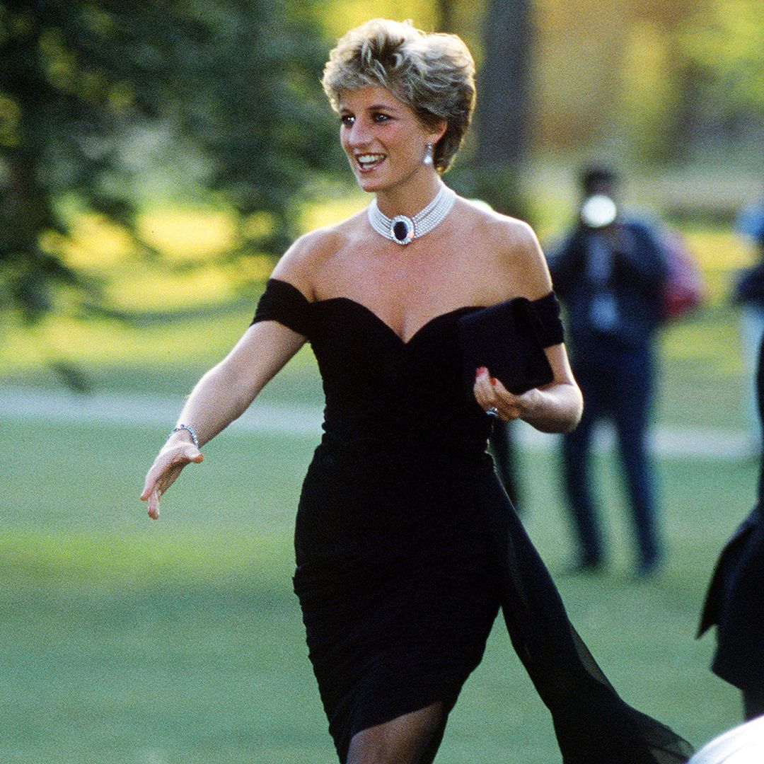 Sale a subasta el vestido de la venganza de Lady Di: un millón de euros por un look icónico cuya historia de leyenda no tiene precio