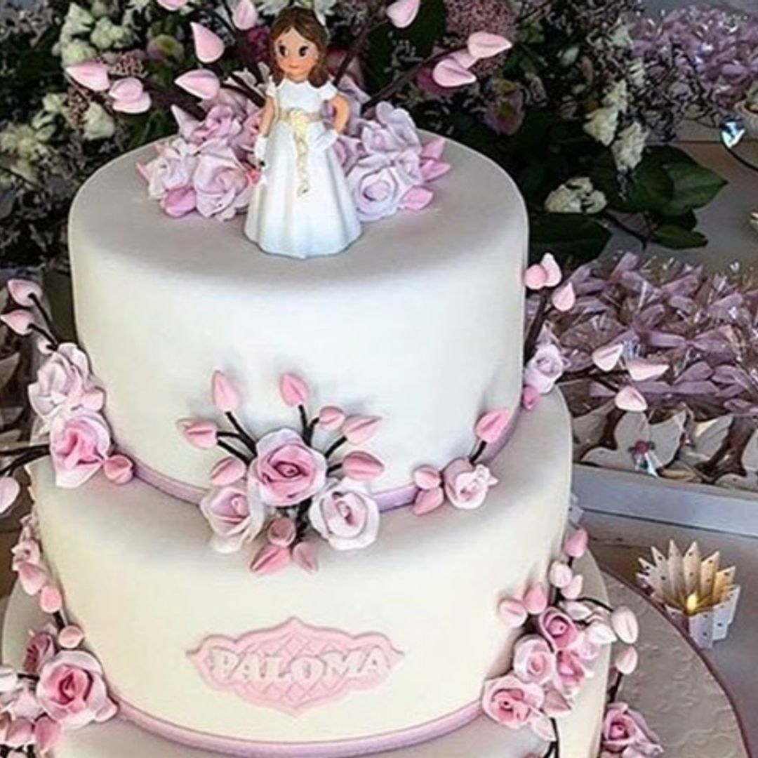 El significado especial de la tarta de la Comunión de la hija de Enrique Ponce y Paloma Cuevas