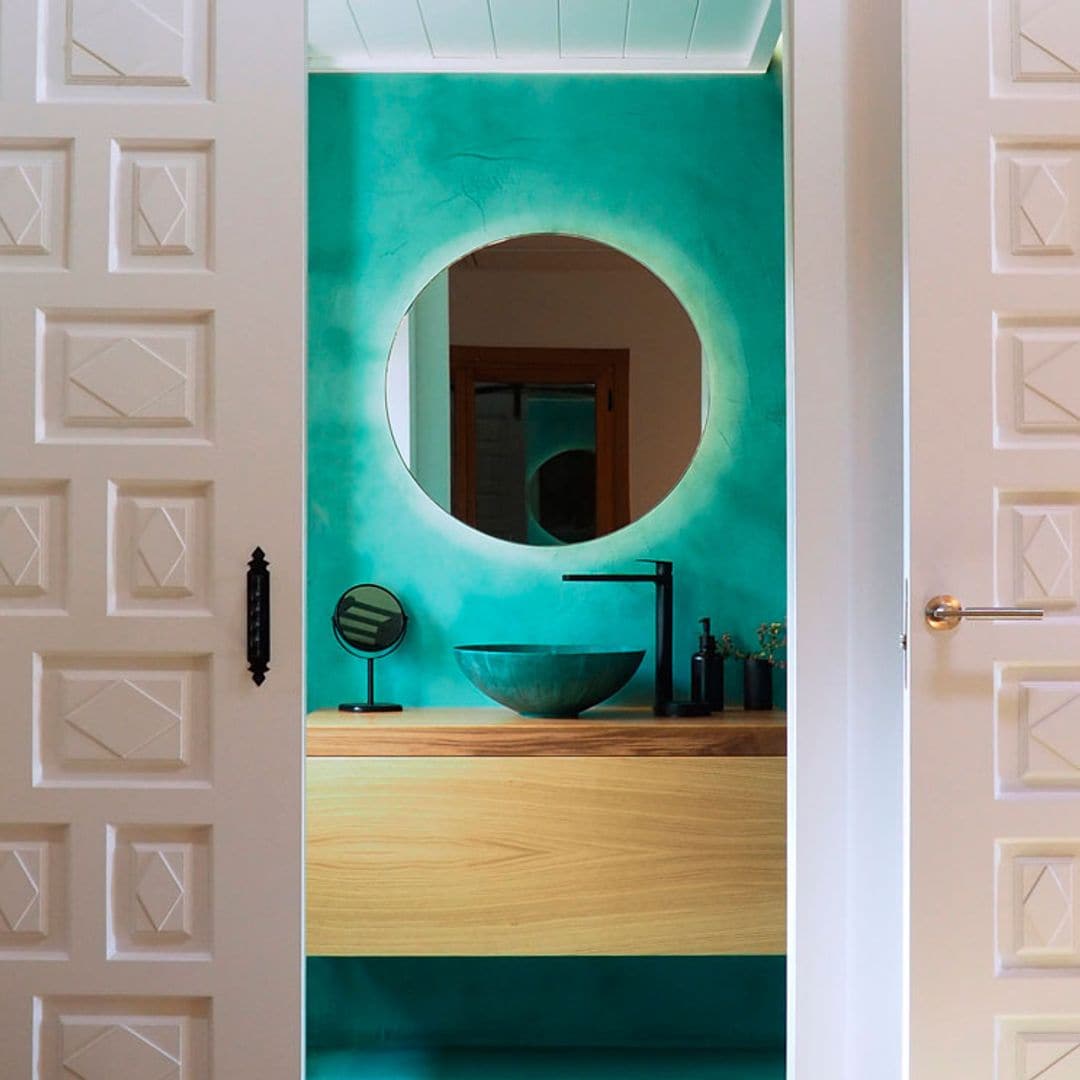Baños de colores: diseños que demuestran que hay vida más allá del blanco