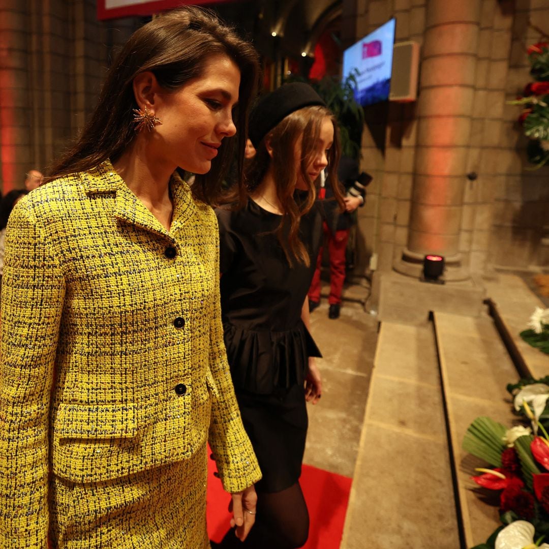 Carlota Casiraghi desafía la mala suerte con unos maxipendientes de impacto y guiño a Penélope Cruz