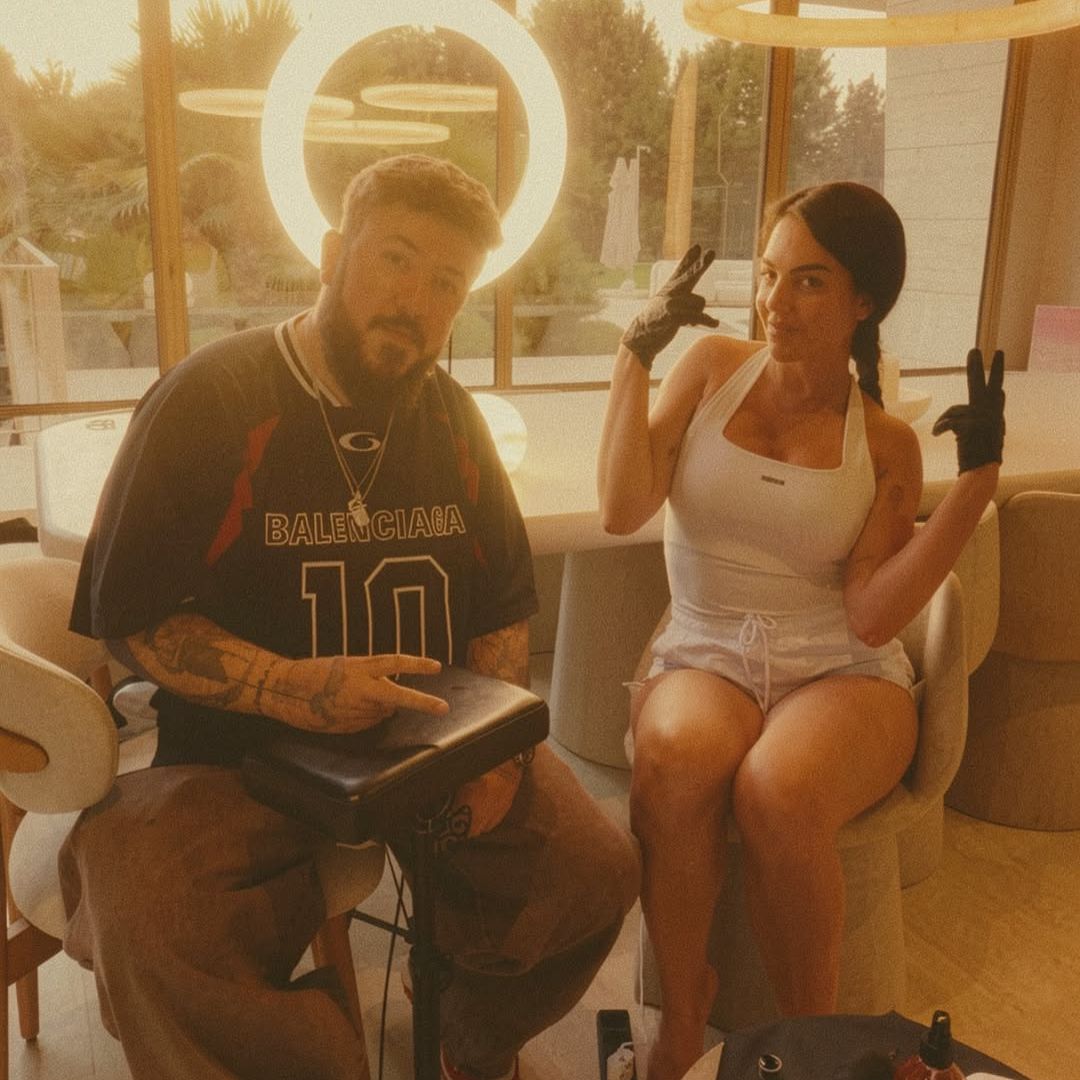 El inesperado talento oculto de Georgina Rodríguez tatuando a su propio tatuador que nos ha dejado boquiabiertos