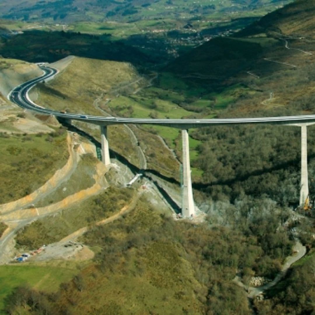 Así es el puente más alto de España que parece flotar entre las nubes: 198 metros de altura y 24.000 toneladas de acero