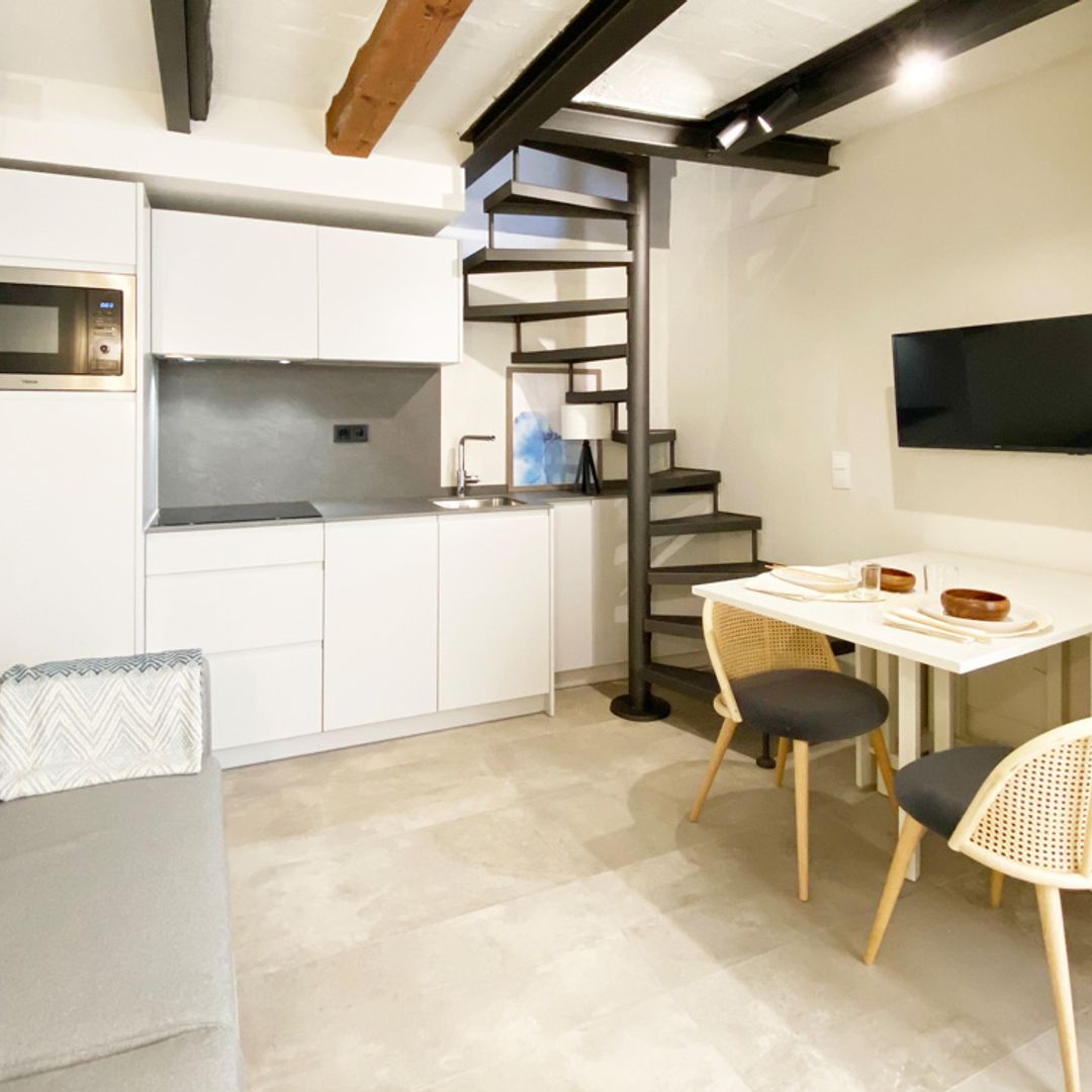 La reforma de una casa en Sitges de estilo industrial y mediterráneo de apenas 28 metros²
