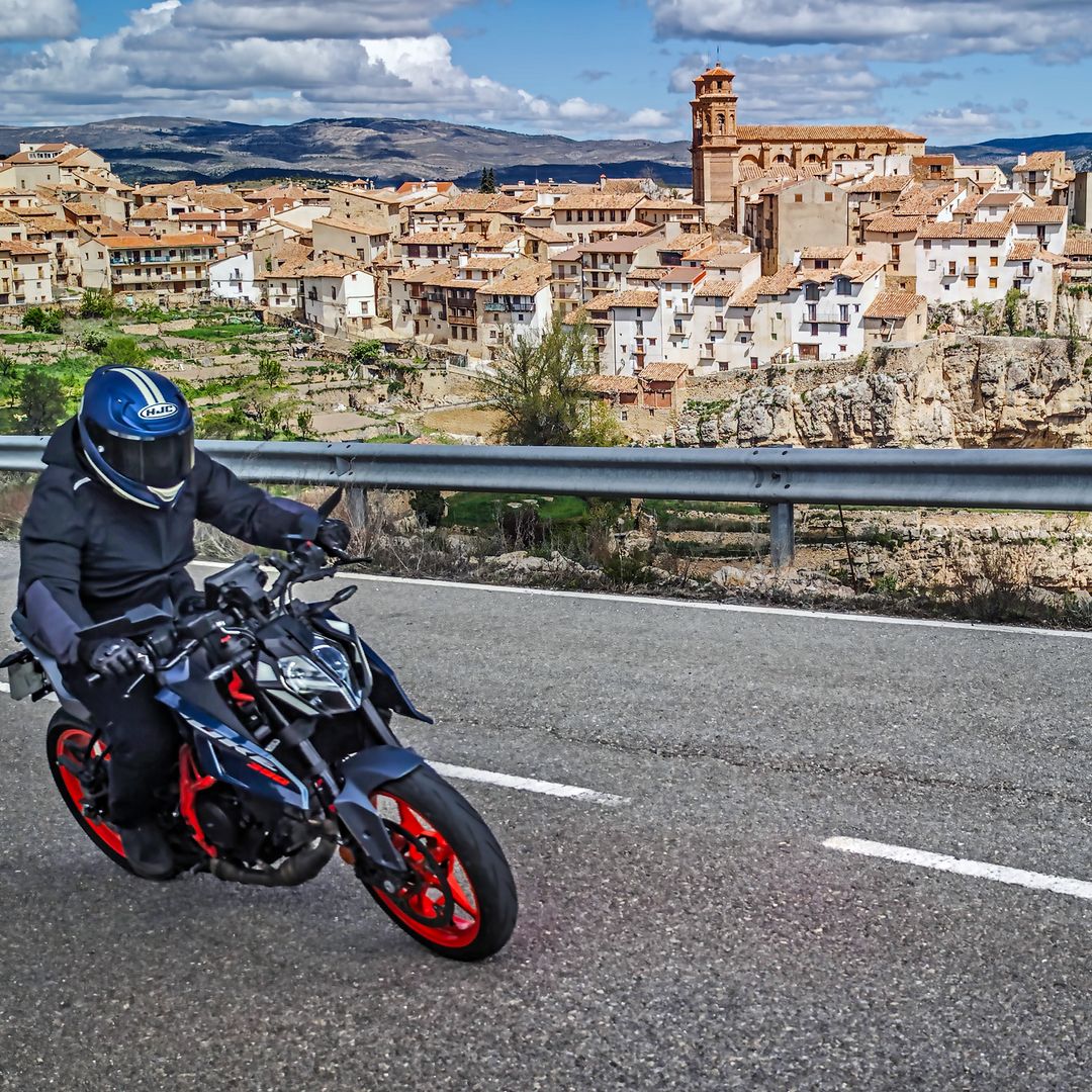 La mejor ruta en moto de España atraviesa dos de los pueblos más bonitos del Maestrazgo: una villa amurallada y otra que fascinó a Pío Baroja